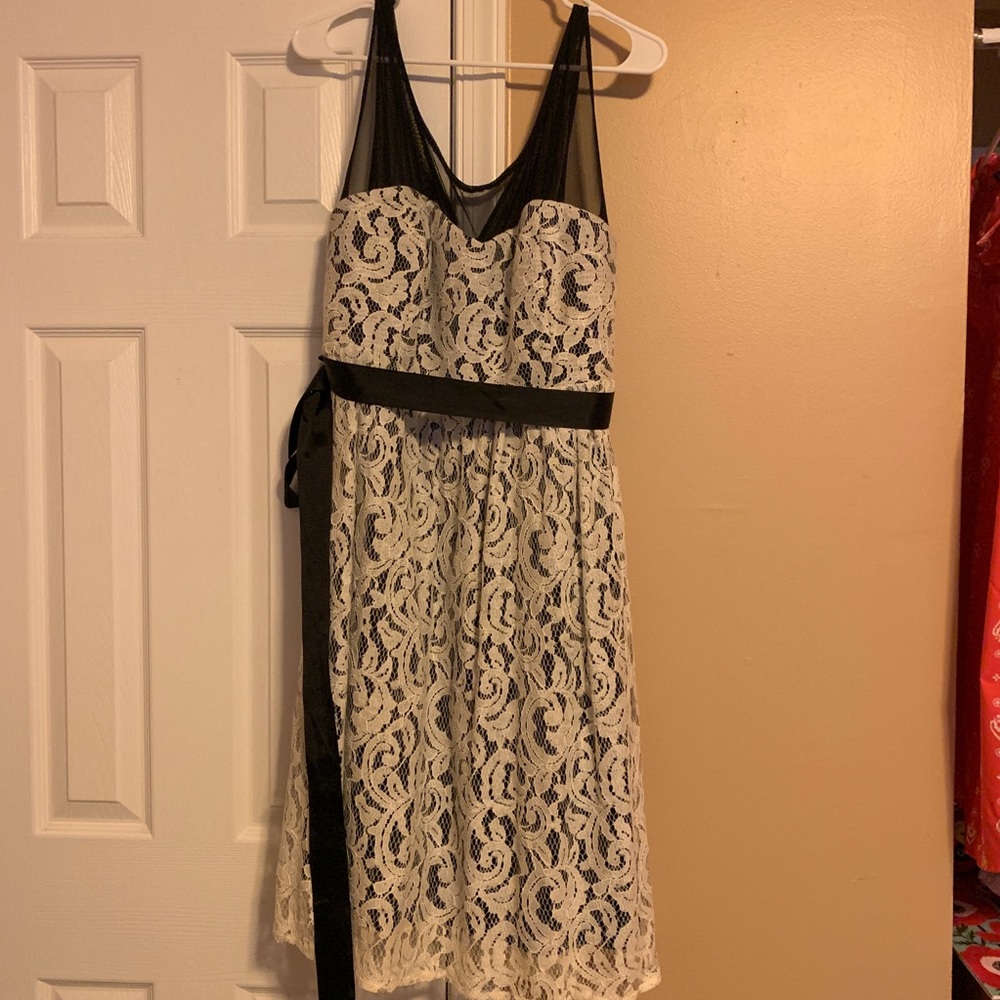 Sleeveless dress with sheer straps